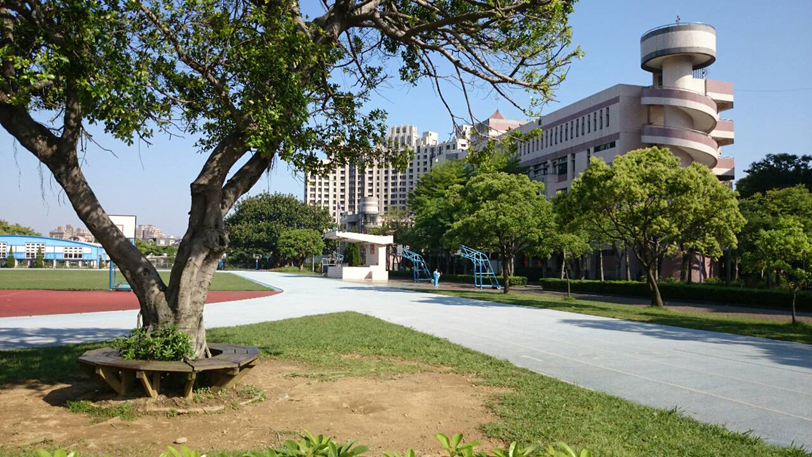 桃園陽明高中校園中的綠樹、跑道與校舍